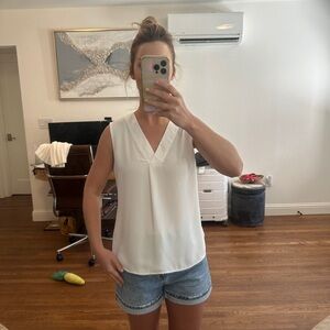 XS Calvin Klein White V-Neck Sleeveless Blouse